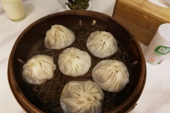我带着秤和卷尺，去吃这几家小笼包！差点被赶跑