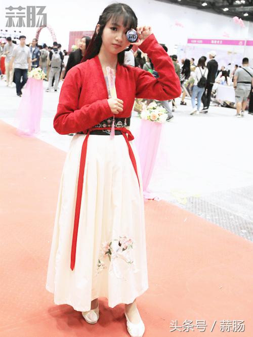 漫展coser小姐姐对粉丝的暖心瞬间,漫展cos摆动作甜妹