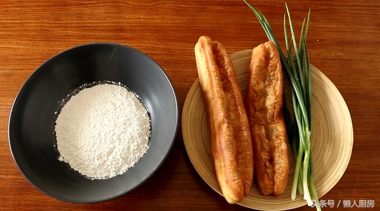 用面粉油条类各种美食的家常做法,自制小葱油条家常做法