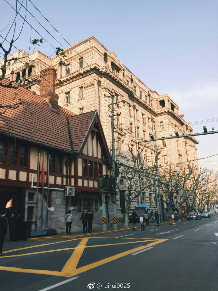 除了在杏花楼排网红青团，这条路还有上海最大书城和老爵士