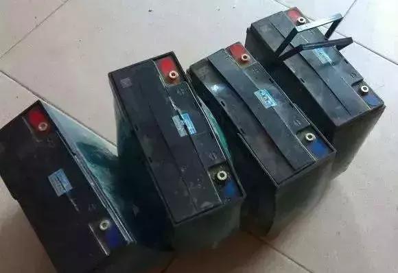 电动车电池充满电一开就掉两格电,电动车新电池满电一拧油门掉两格