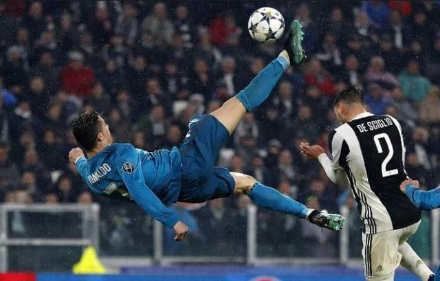 梅西进球c罗滑跪gif,梅西绝杀c罗的视频