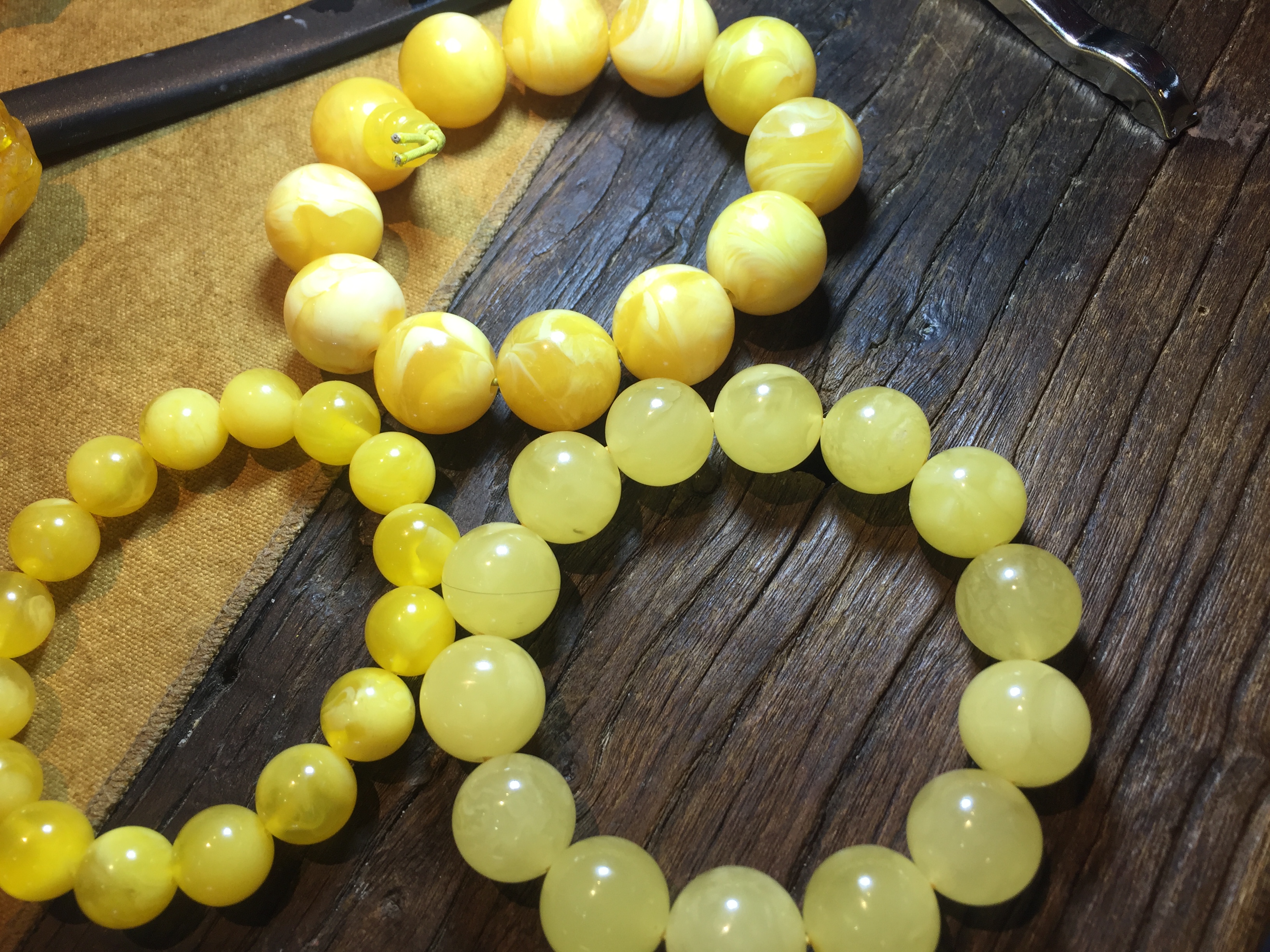 琥珀蜜蜡的真假鉴别的方法有哪些,鉴别琥珀蜜蜡靠谱的方法有哪些