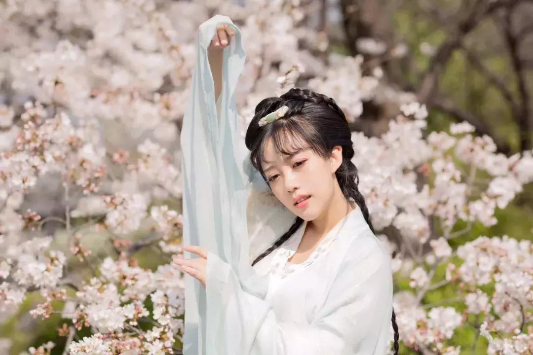 华丽汉服在外国街头惊艳外国人,中国汉服小姐姐美到哭了