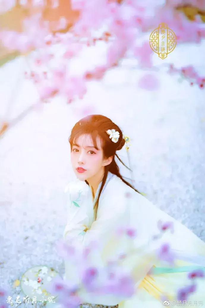 华丽汉服在外国街头惊艳外国人,中国汉服小姐姐美到哭了