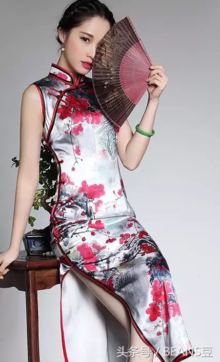印花旗袍美女穿着更有气质,旗袍呈现出的古典美