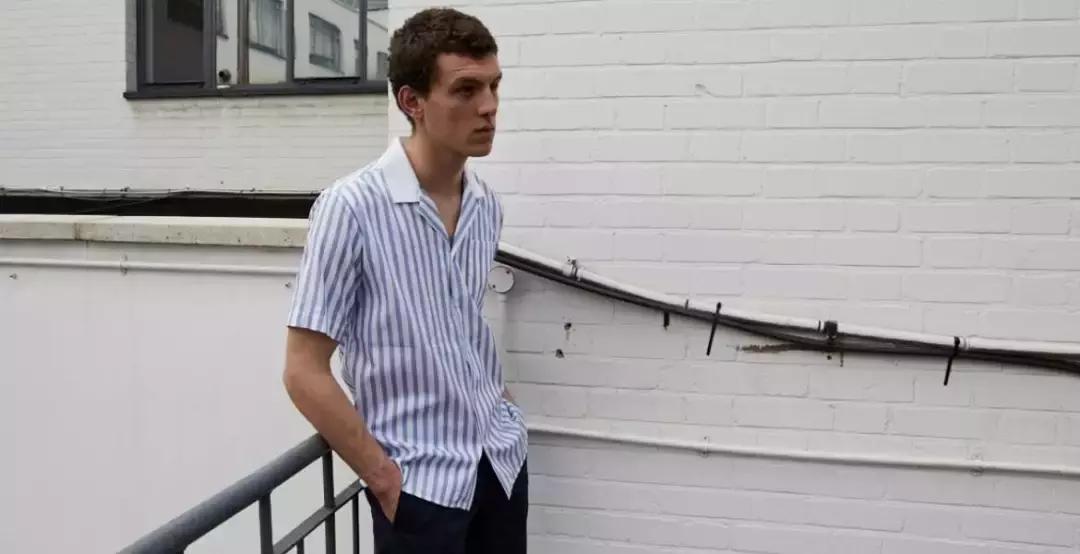 「条纹衬衫」最正确的打开方式就是“不好好穿”