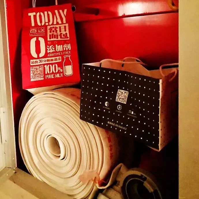 快递到了快递员不让拿,快递到了家里没人可以拒收吗