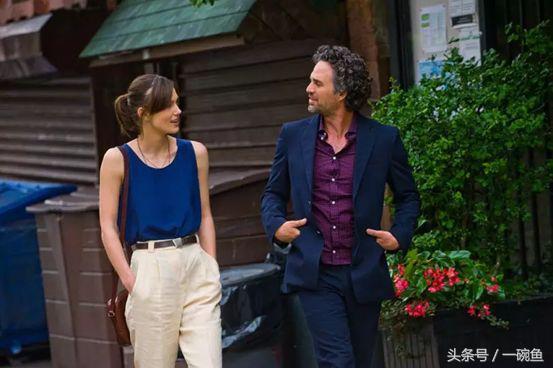 她是平胸的纸片姑娘，却是性感的英伦玫瑰，美得颠倒众生！