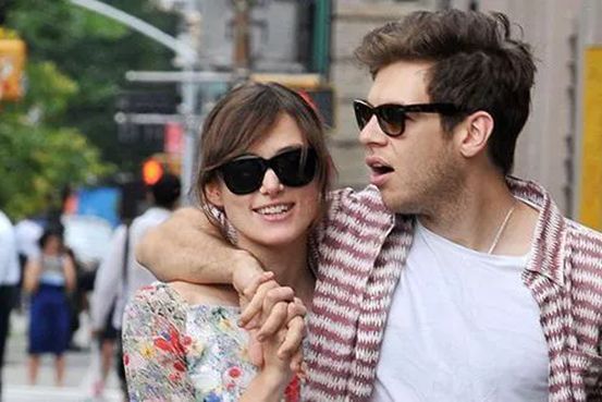 她是一个平胸的女子,她是一个平胸女子