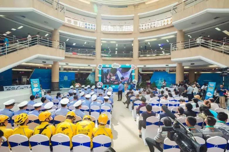 交通“零”违法，半吨汽油抱回家！