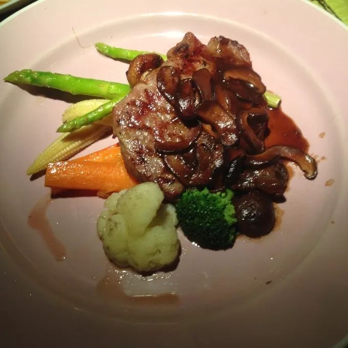 衣冠不整恕不招待厨师,衣冠不整不让进的饭店