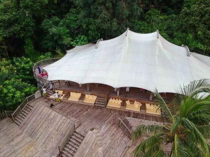 衣冠不整恕不招待厨师,衣冠不整不让进的饭店