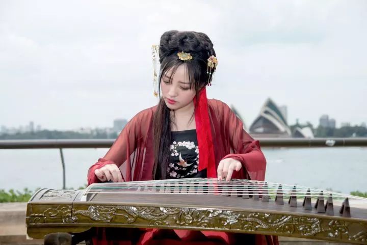 90后中国姑娘，在澳洲街美哭外媒