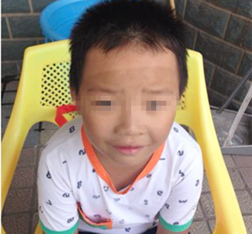 6岁孩子在酒店门口小便,妈妈:叫保洁员来扫,我出双倍小费