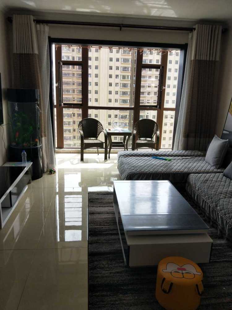 自己装新房，沙发太大只能对着卧室门，有没有办法改变？