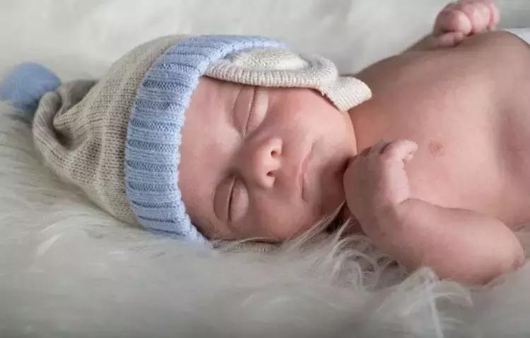 宝宝频繁夜醒哭闹怎么解决中医,一岁8个月宝宝频繁夜醒怎么回事