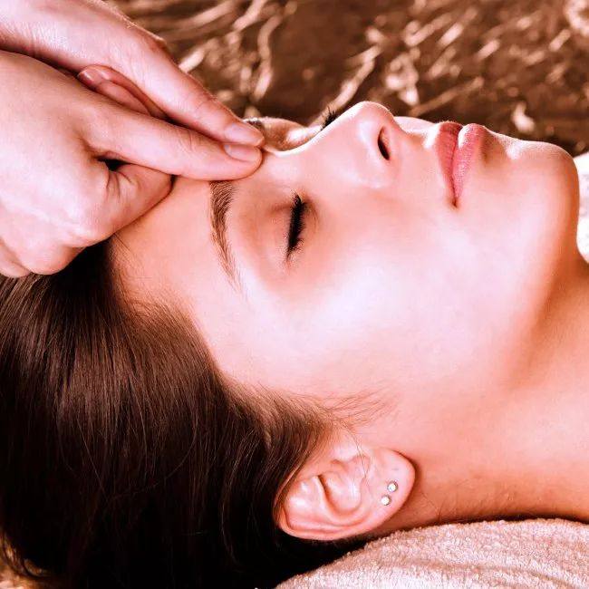 常按2个美容穴,女人按哪个穴位美容养颜