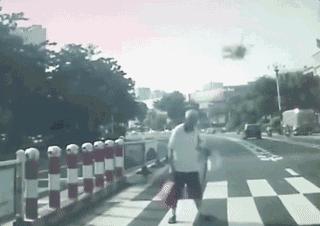 如何看待董卿跪地采访,董卿节目中三次下跪