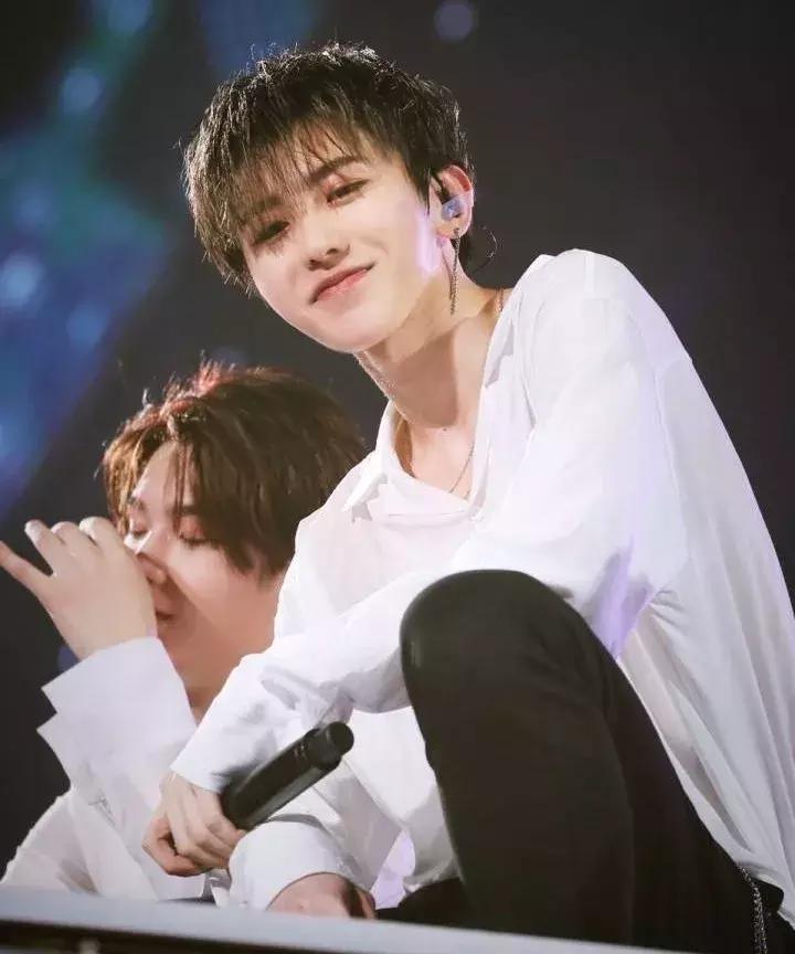 和TFboys年纪相仿的他，C位出道后热衷公益，网友：他会红