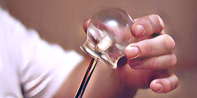 天一冷膝盖就疼是什么原因导致的,冬天膝盖一阵一阵疼是怎么回事