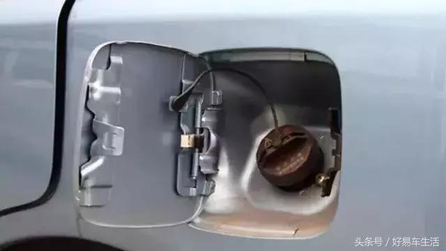 开车闻到焦味是什么原因,开车闻到糊味是怎么回事