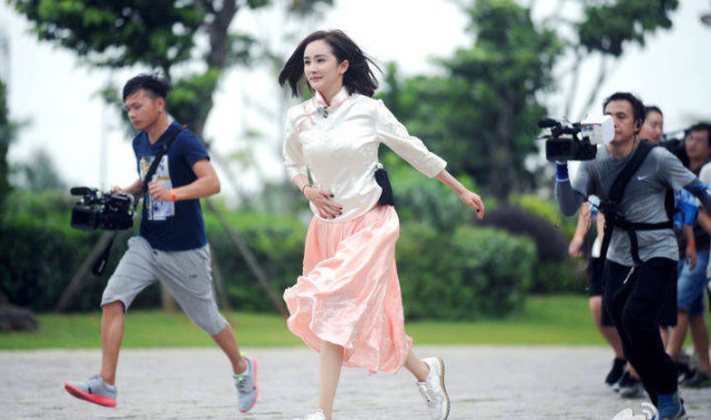 杨幂参加了几次跑男,杨幂baby同款造型现身机场