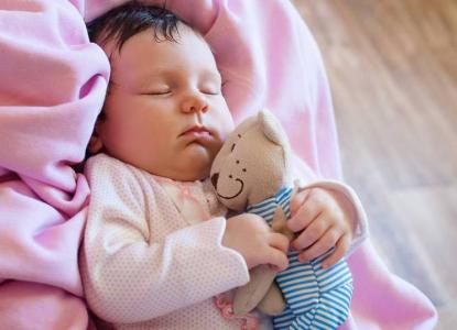 如果孩子到了这个年龄还在摸着妈妈的奶头睡觉，你应该干预了