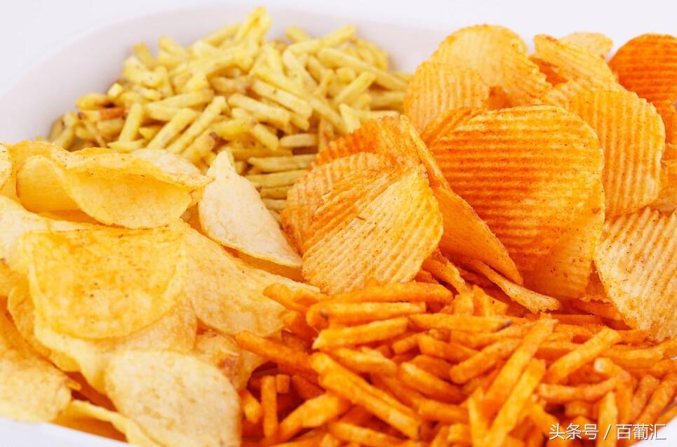 在家看电视和睡觉吃零食,在家看电视吃苹果