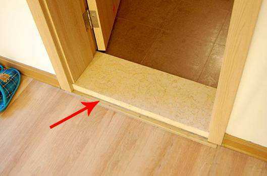 屋里地板被水泡了需要更换吗,邻居重新装修导致我家漏水