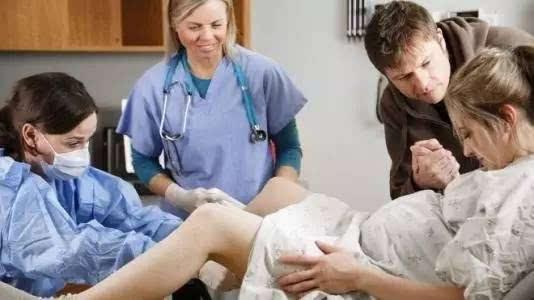 给产妇接生,采用最先进的拆台助产法,为什么要把床拆了?
