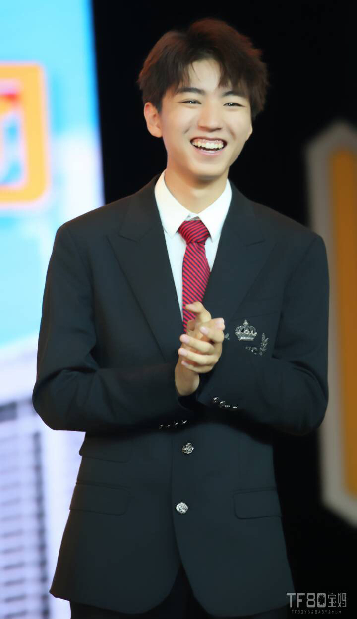 王俊凯露牙龈笑,王俊凯高能少年团照片正脸