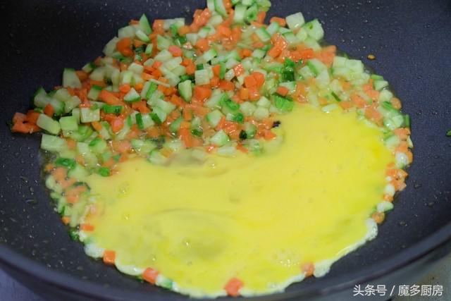 蛋炒饭怎样做又好吃不上火不油腻,小时候爱吃的蛋炒饭简单又好做