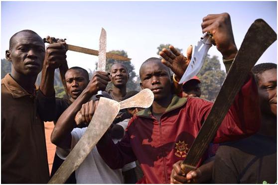 虐待受害人、逼其吃粪便，赞比亚这伙歹匪很邪恶！