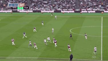 博格巴进球被拦,博格巴被犯规起来直接长传