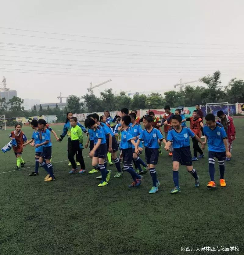 校园足球比赛观众席气氛,校园足球比赛精彩过人