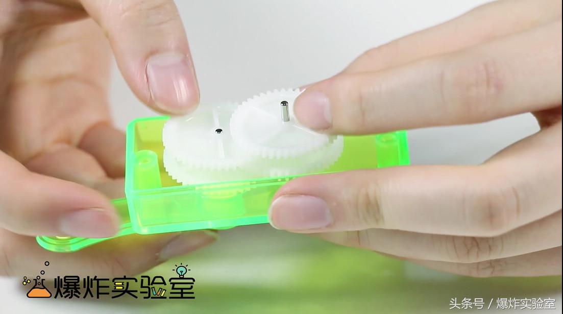 手摇发电机点亮灯泡,自制自由能发电机轻松点亮灯泡