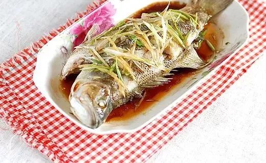 多吃鱼的人聪明吃什么补脑 (补脑食补还是吃鱼油来得快)