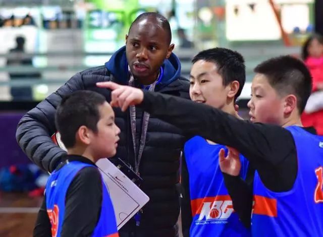 “校长在线”来了，快为闻涛中学男神校长打call~