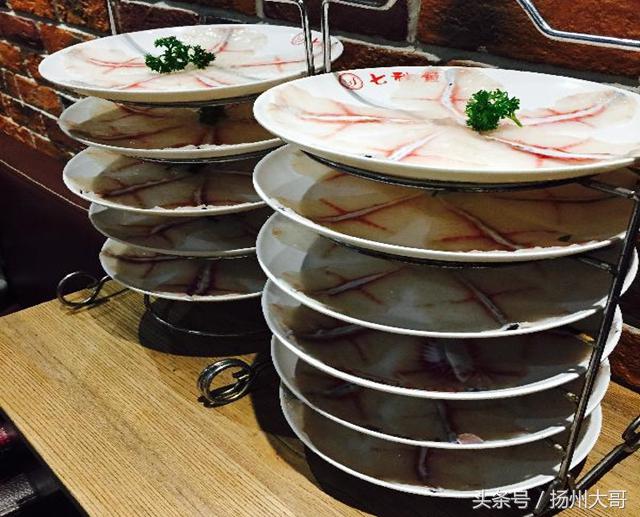 贵州吃的生猛美食,在贵州苗寨吃酸汤鱼