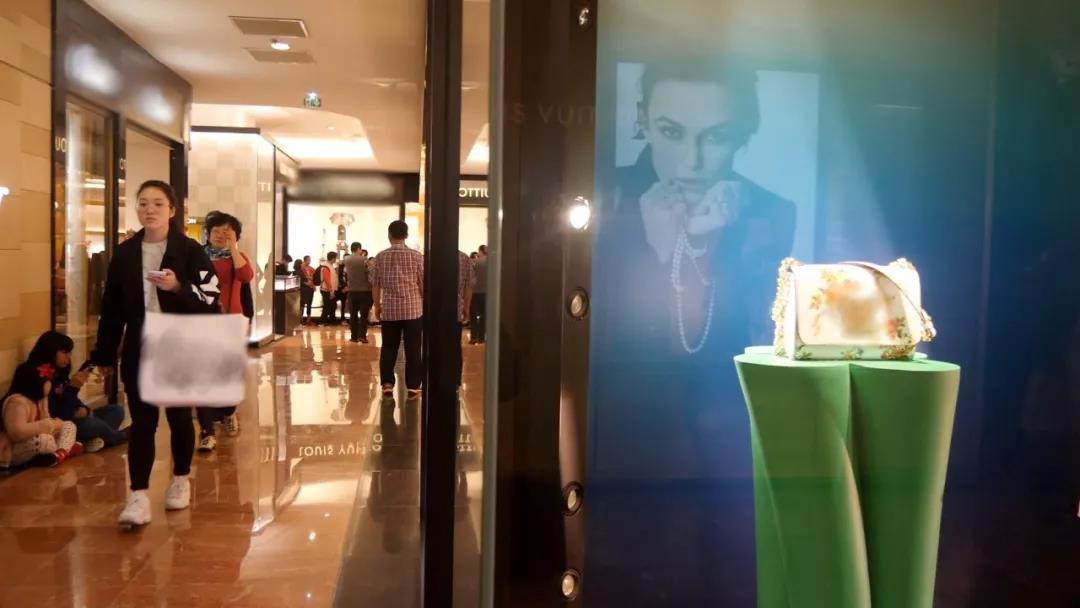 中国人和外国人对奢侈品的态度,中国人和外国人对待奢侈品的态度