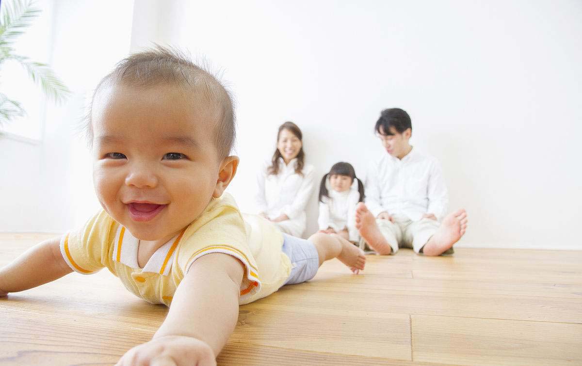 婴儿刚出生很丑后面越来越漂亮,刚出生时长得很丑长大后会好看吗