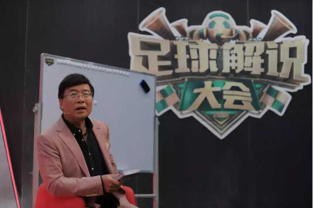 扒门缝、碎碎念、神分析这样的导师《足球解说大会》让你看个够