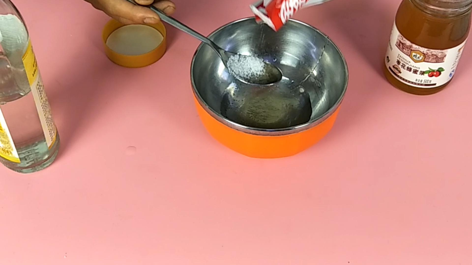 把白醋和蜂蜜放一起,蜂蜜和白醋一起兑开水喝功效