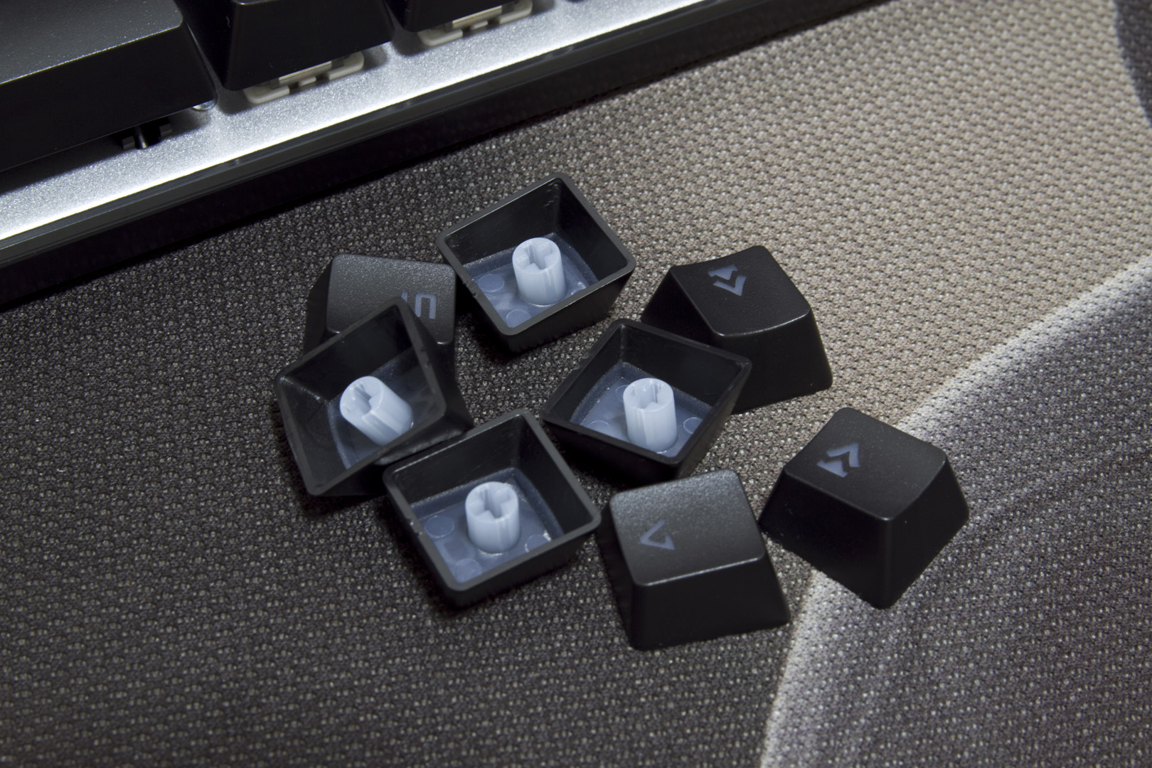 百元以内吃鸡神器推荐,灵逸黑寡妇键盘是什么轴