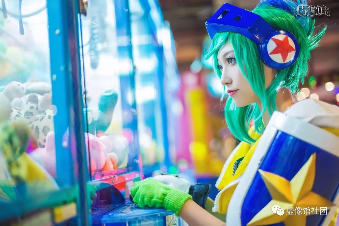 震惊！三位电玩小姐姐称霸整间游戏机室