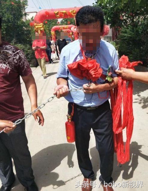 老父亲栓铁链拉车，儿子儿媳坐在婚车里说笑