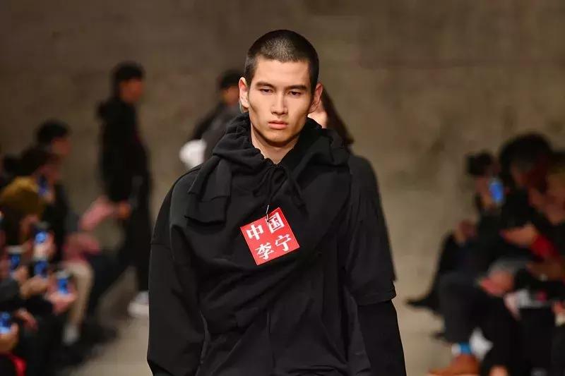 以后装逼就说我穿李宁的时候，你还在穿阿迪耐克