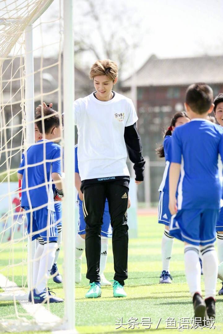 鹿晗对中国足球的贡献,鹿晗足球比赛视频直播