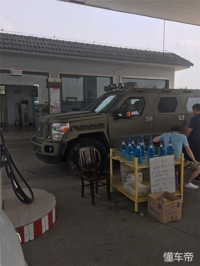 加油站遇到一台狠车,太霸气了,车主:一公里油钱得3块!